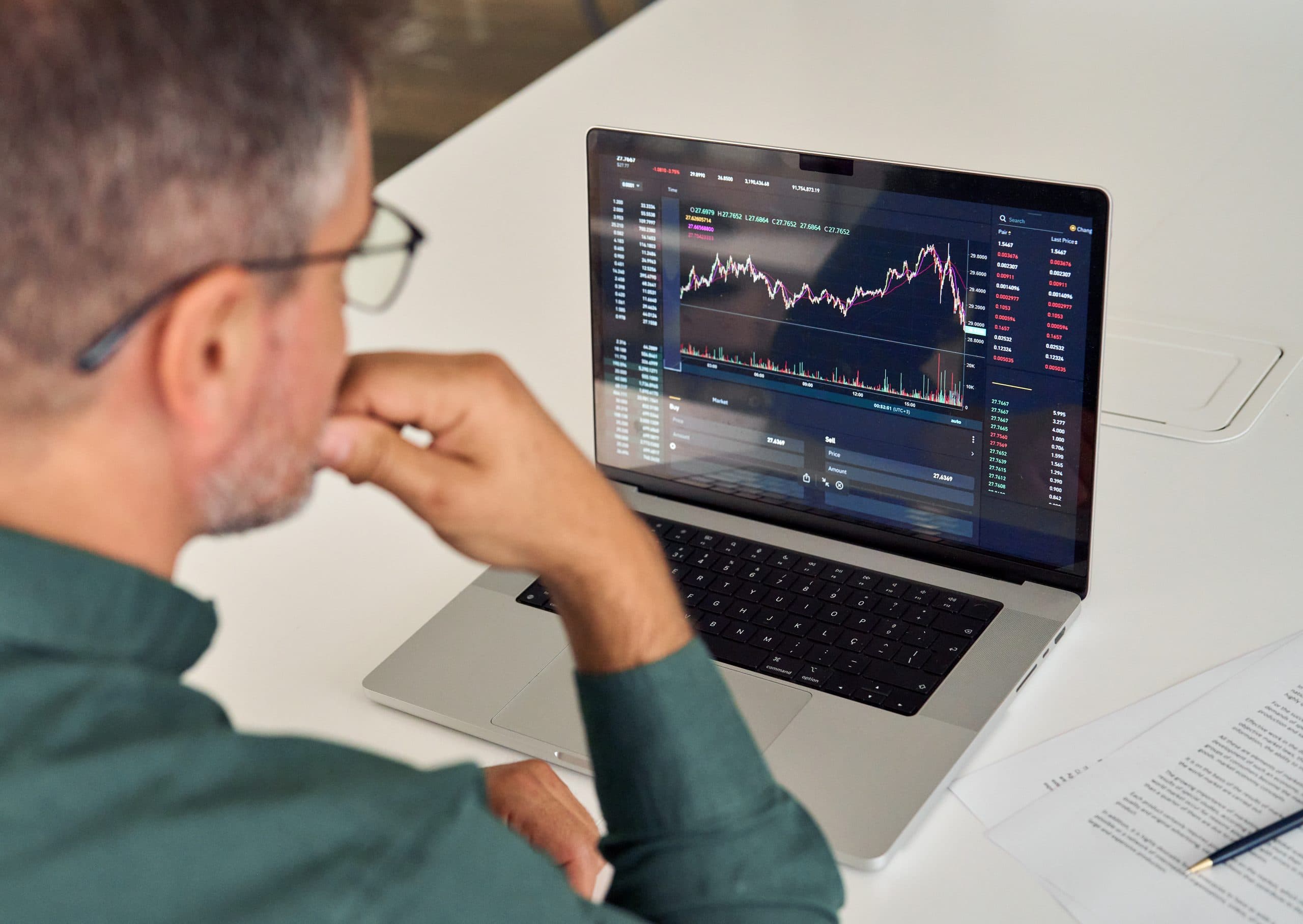 hombre revisando indicadores de rendimiento de vendedores
