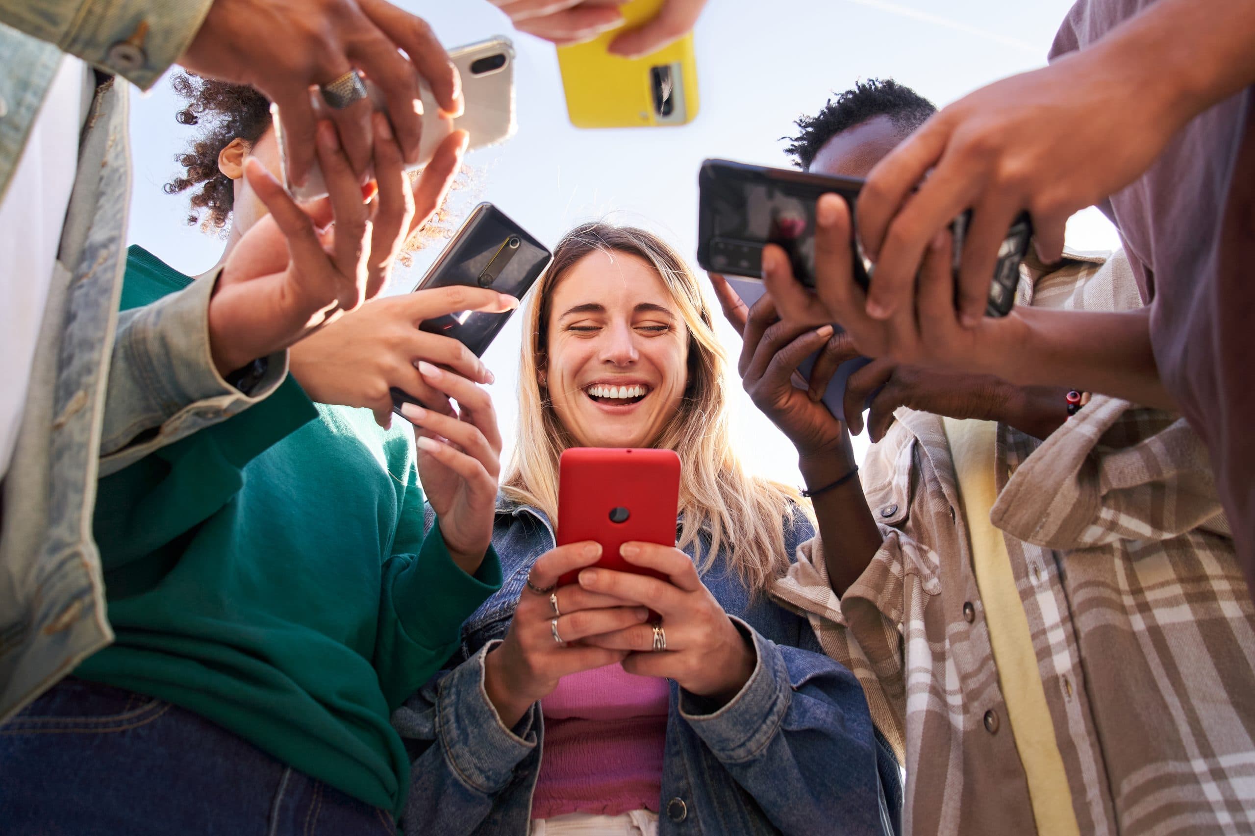 Usuarios utilizando el teléfono móvil