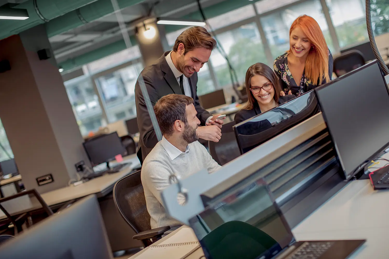 Equipo de ventas comprobando los resultados exitosos