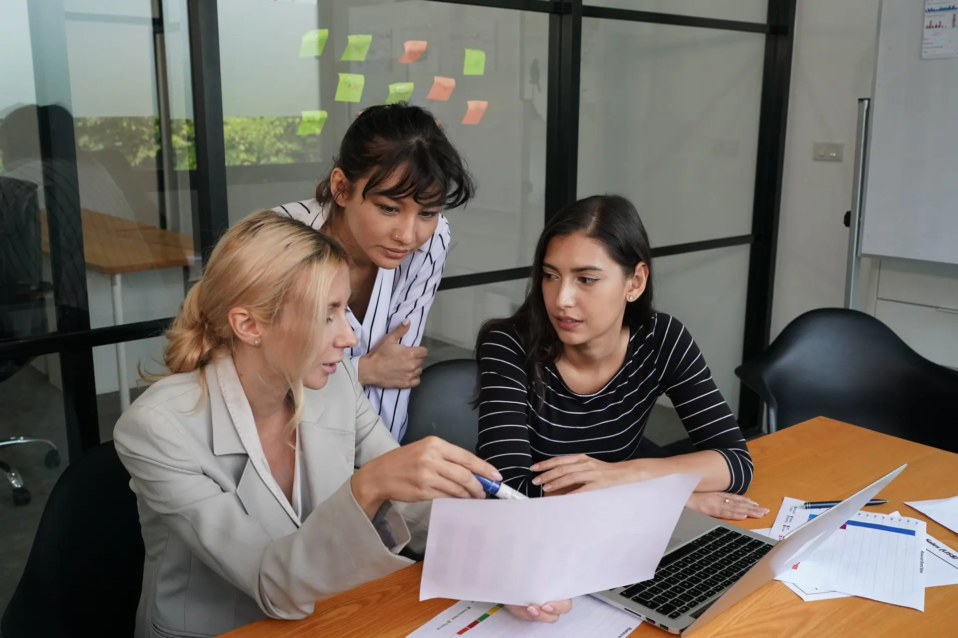 equipo revisando los resultados de CPA