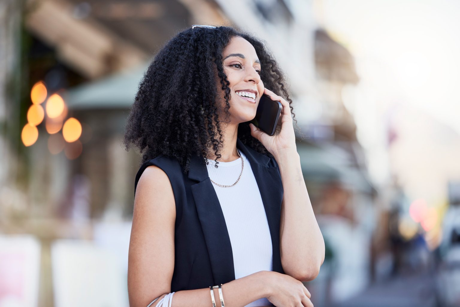 mujer hablando por teléfono