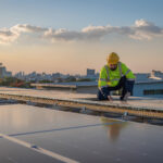 Técnico instalando paneles solares en una azotea