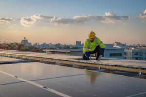 Técnico instalando paneles solares en una azotea