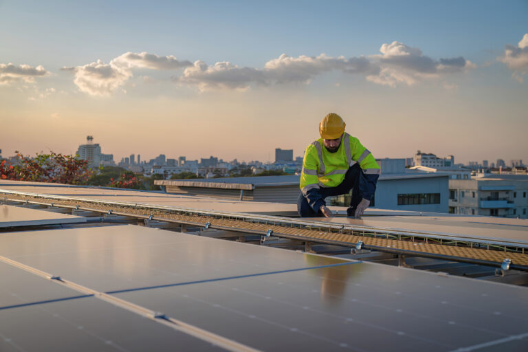 Técnico instalando paneles solares en una azotea