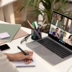 Estudiante participa en una clase online a través de una plataforma EdTech.